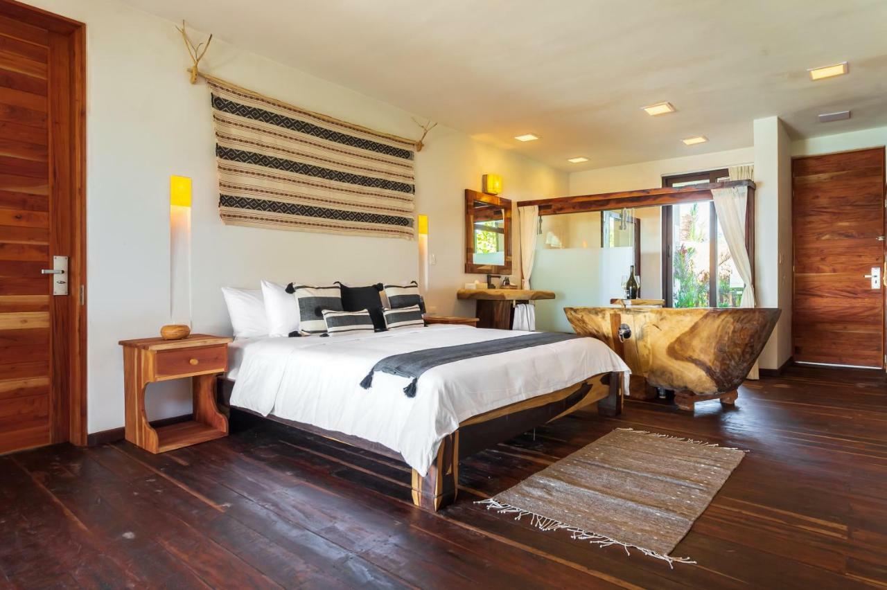 Quarto com Cama King-size e Vista Parcial do Mar no 2º Andar