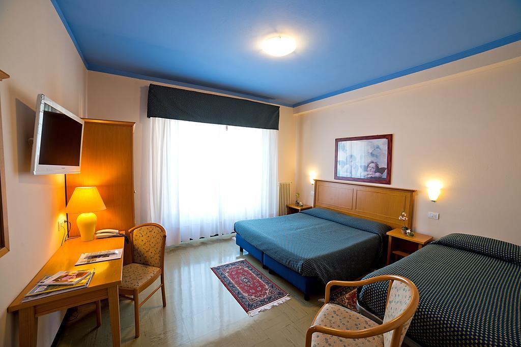Camera Matrimoniale Superior con Letto Supplementare e Vista Lago