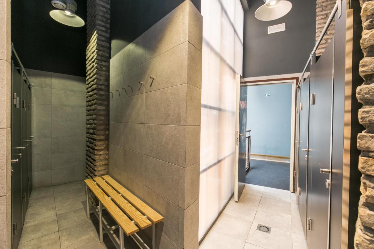 Posto Letto in Dormitorio Femminile con 8 Letti