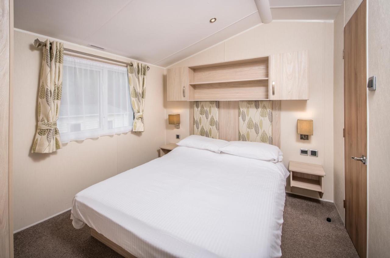 2 Bedroom Gold Caravan,942944203:JPEG