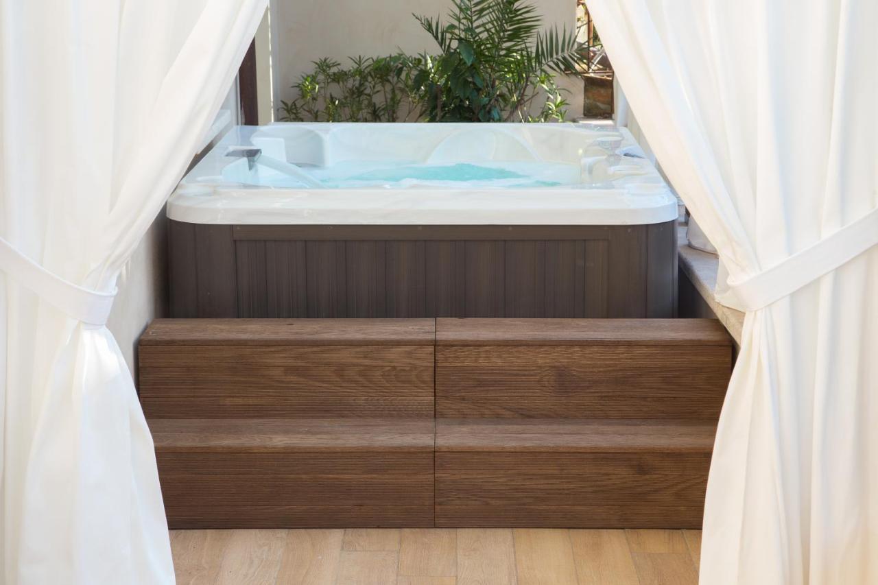 Suite with Hot Tub,1645018793:JPEG