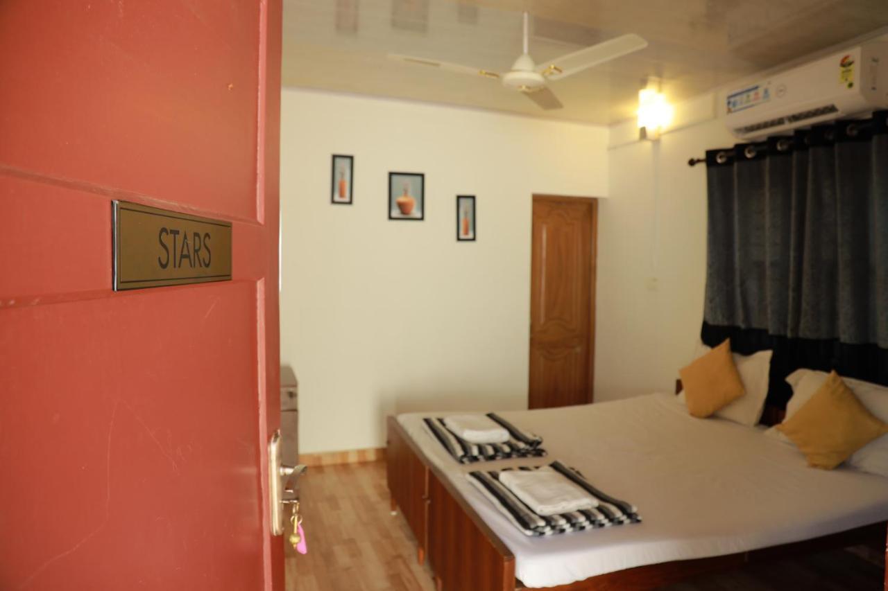 Deluxe Double Room (2 Adults + 1 Child),943041343:JPEG