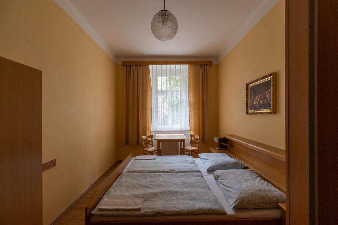 Chambre Double avec Douche Privée & Toilettes Communes