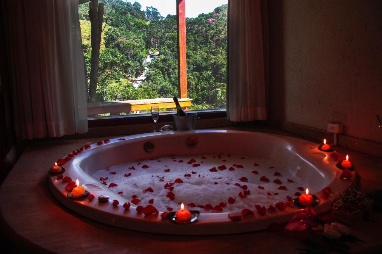 Chalé com Banheira de Hidromassagem e Vista da Cachoeira