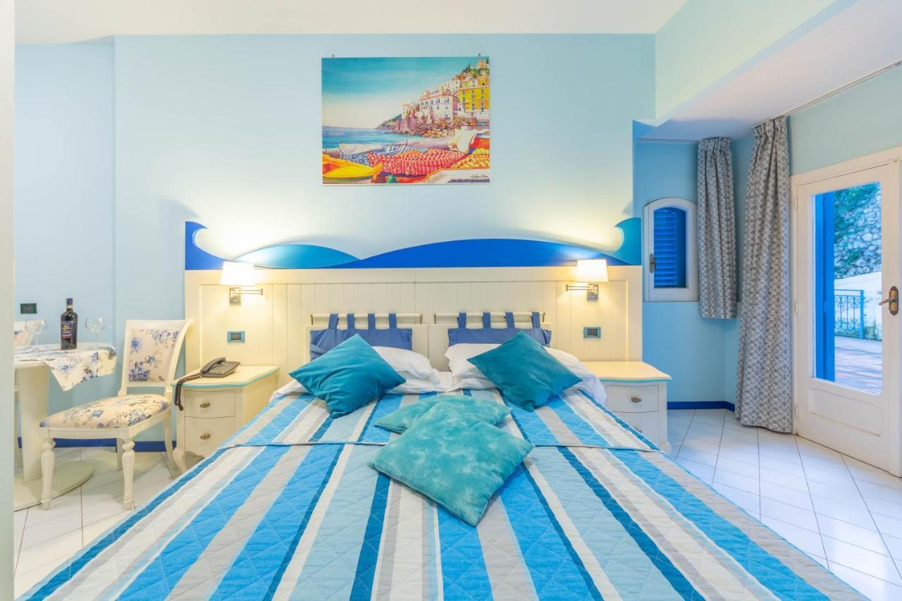 Tweepersoonskamer met 1 of 2 Bedden en Zijdelings Uitzicht op Zee