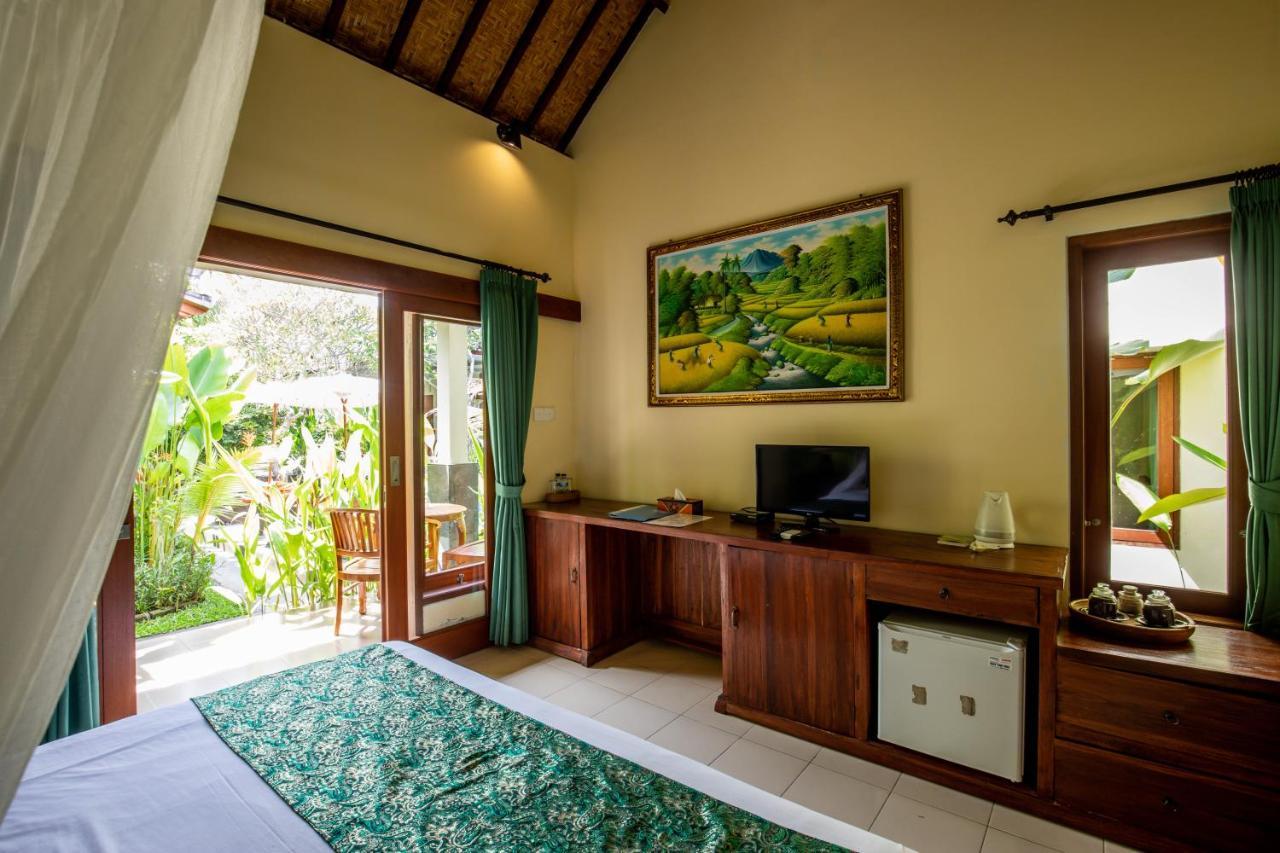 Superior Room with Bathtub and Pool View