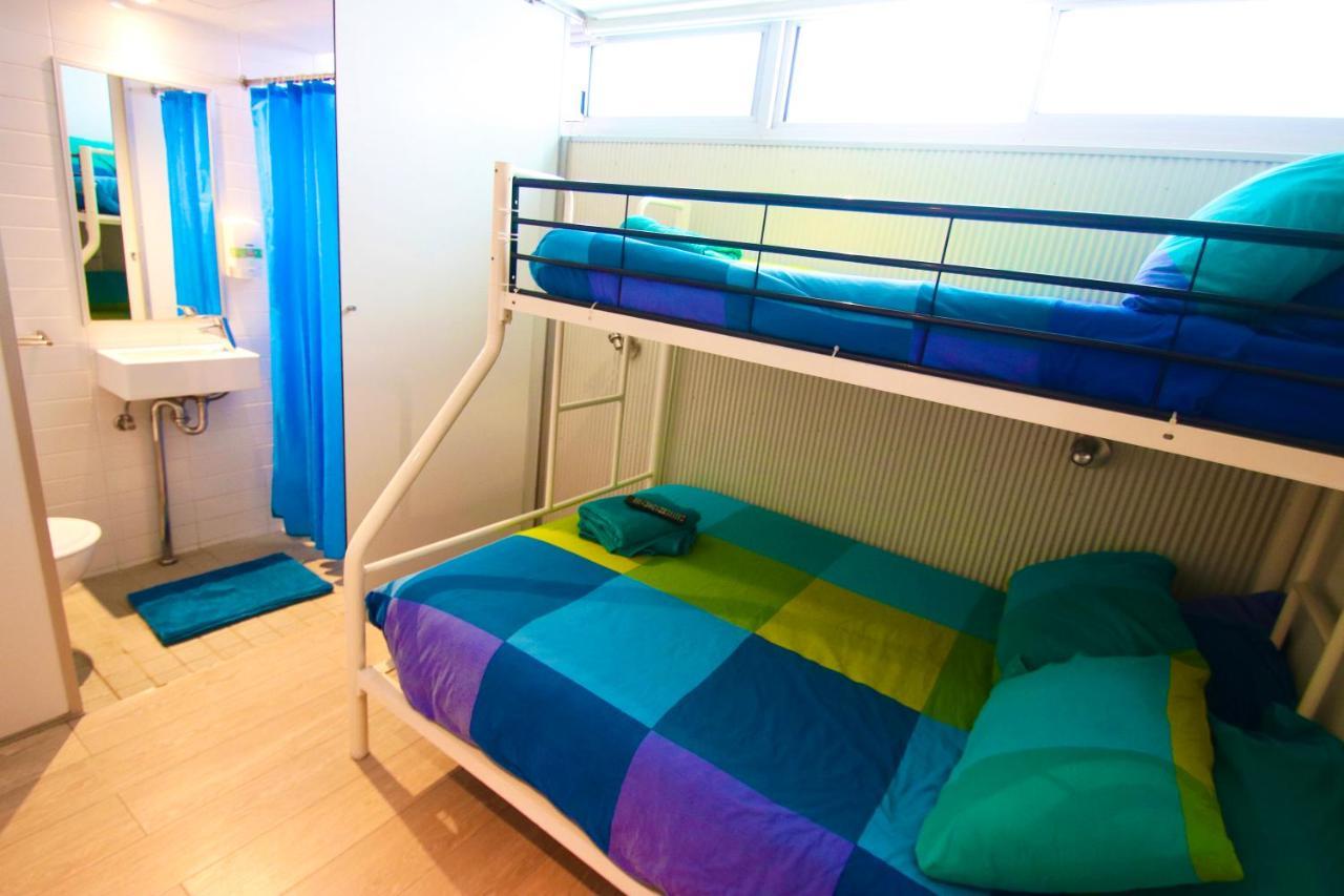Tweepersoonskamer met 2 Aparte Bedden en Eigen Badkamer