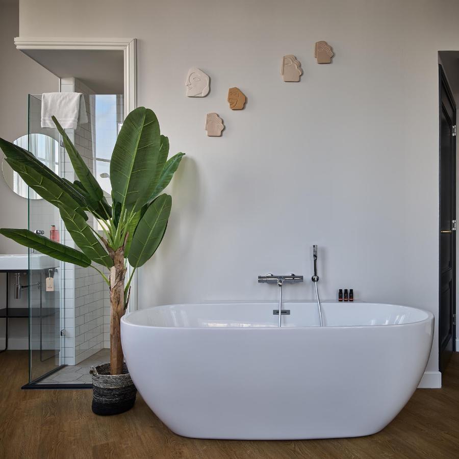 Deluxe Double Room with Bath,1000517931:JPEG