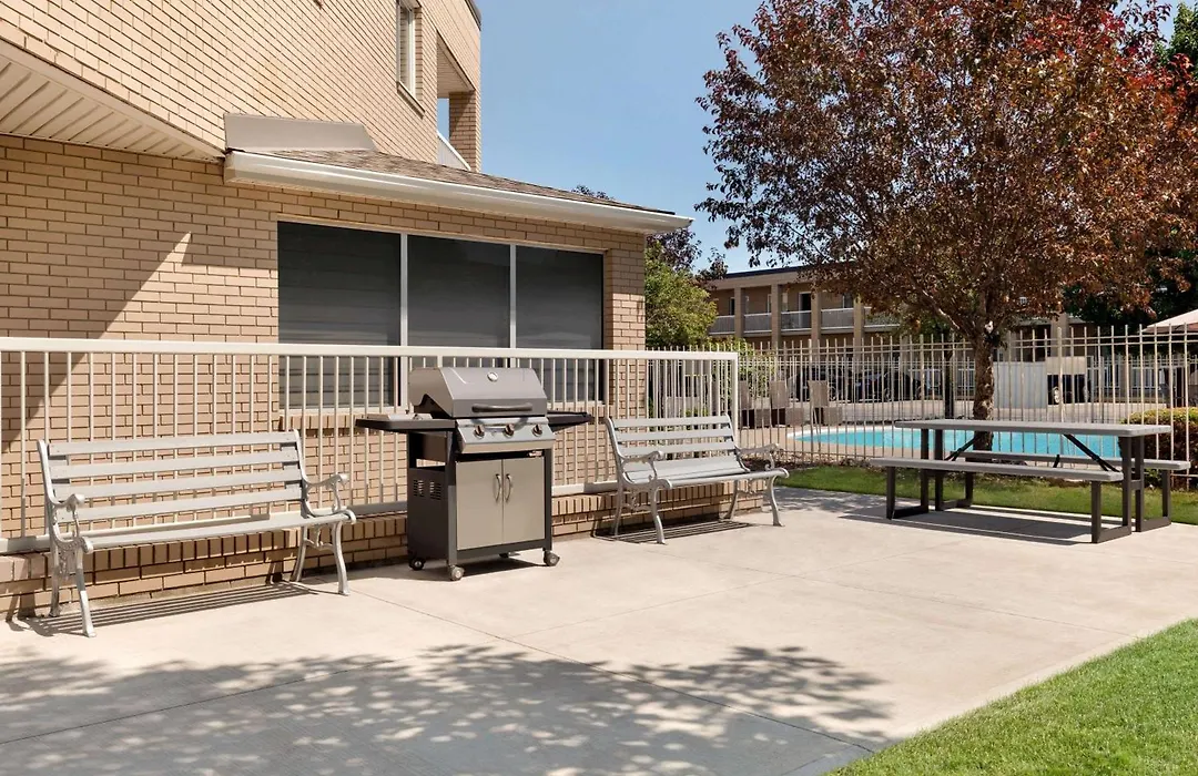 Super 8 By Wyndham Windsor/Dougall-1