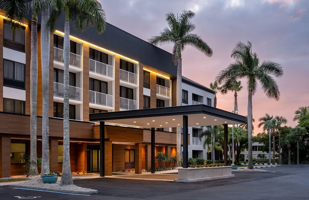 Courtyard By Marriott - Naples-1