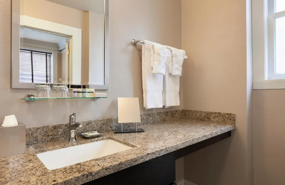 Executive Hotel Vintage Court-1