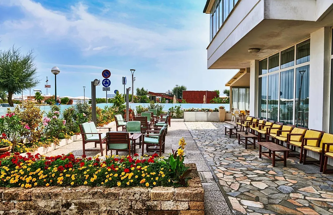 Hotel Caesar B&B Fronte Mare in Centro di Milano Marittima-1