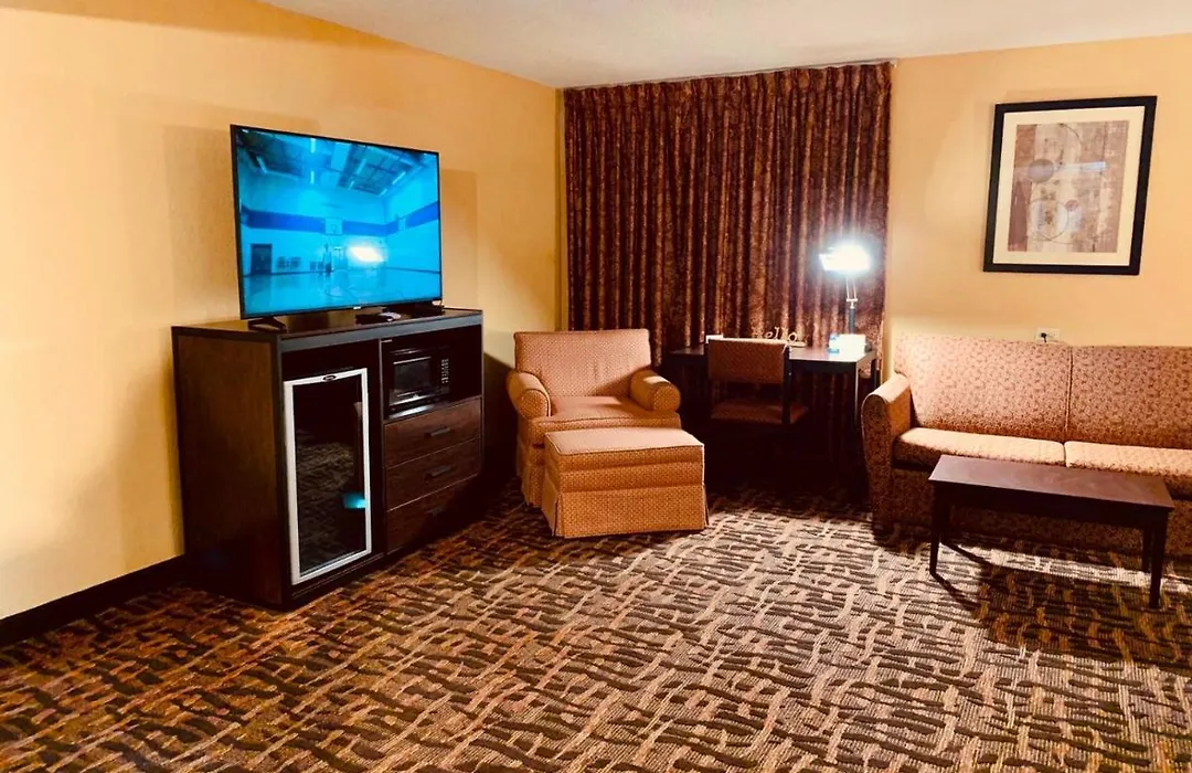 Super 8 By Wyndham Lawrence Ku-1