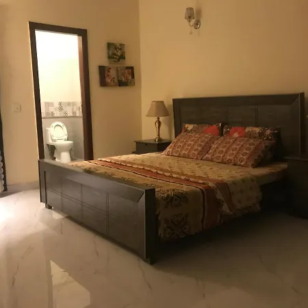 1 Bed House - Sleeps 2 - Pets - Parking - Wifi-2