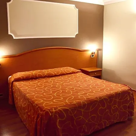 Gold Hotel-2