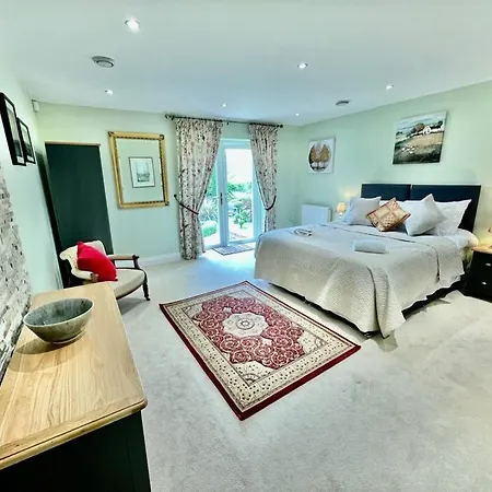 Osmund House, Salisbury Sleeps Up To 19-2