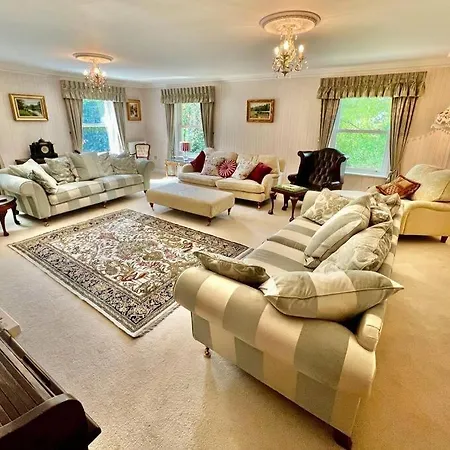 Osmund House, Salisbury Sleeps Up To 19-3