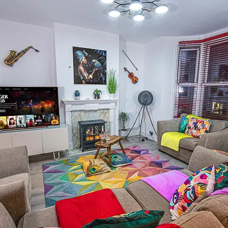 Central 3 - Bedroom Townhouse In Brighton With Parking-3