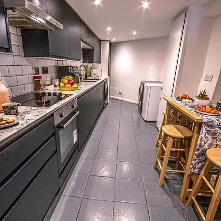 Central 3 - Bedroom Townhouse In Brighton With Parking-2