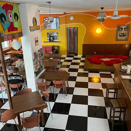 Sunflower Beach Backpacker Hostel & Bar-2