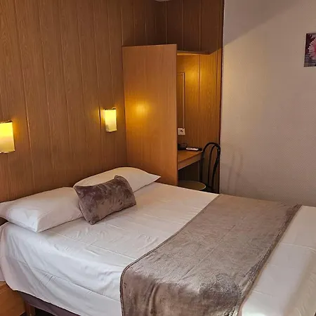 Brit Hotel Essentiel Pau Lescar-3