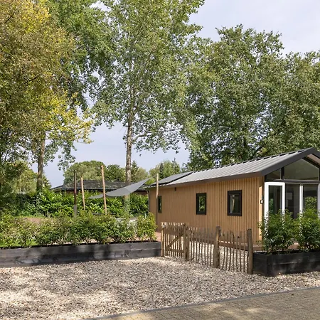 Schitterend 4 persoons Tinyhouse met HOTTUB aan de bossen in Putten 4-16-2