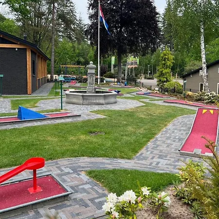 Chalet de Bosrand 404, unieke rustige plek met veel privacy aan de bosrand van vakantiepark op de Veluwe-2
