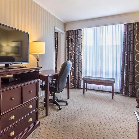 Quality Inn & Suites Downtown-2