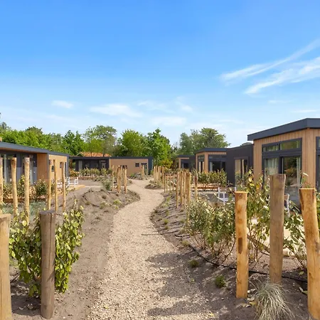 Beachvibe huisje met zandtuin vlakbij zee VP091-2