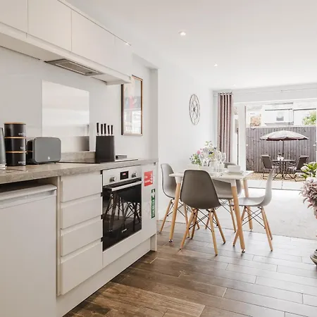 The Nook, Fairview, Cheltenham Town Centre-Parking & Garden-3