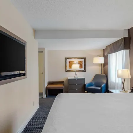 Best Western Premier Chateau Granville Hotel & Suites & Conference Centre-2
