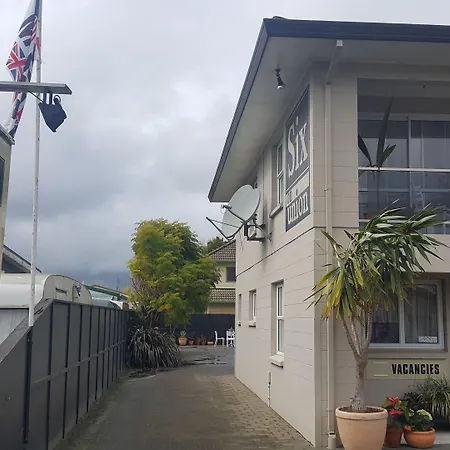 Six On Union Motel-3