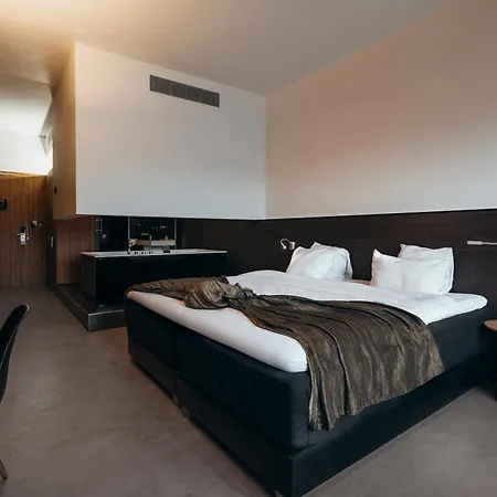 Carbon Hotel-2