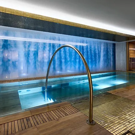 Mamaison Hotel Chain Bridge Budapest-3