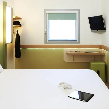 Ibis Budget Newport-3