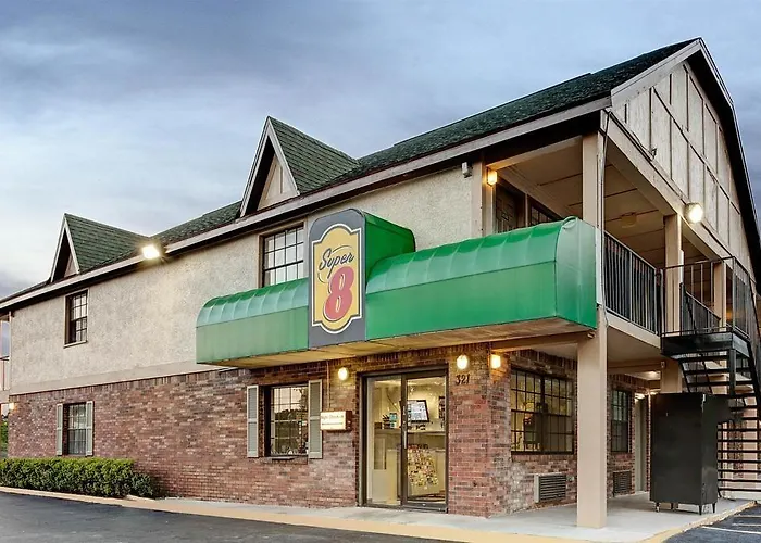 Hotel with pool: Americana Inn & Suites