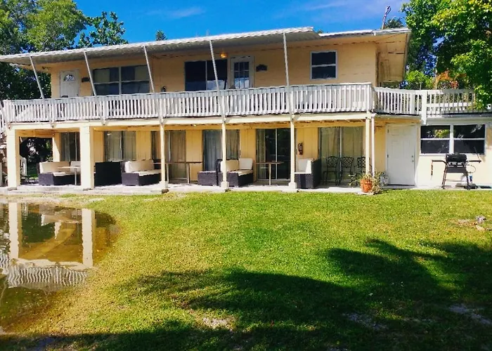 Cheap hotel: Hidden Harbor Suites