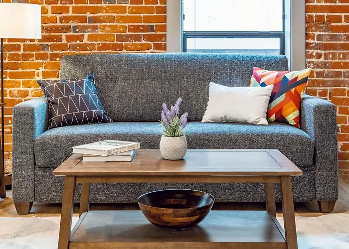 Hotel near College: Riverfront Park Travel Apartments