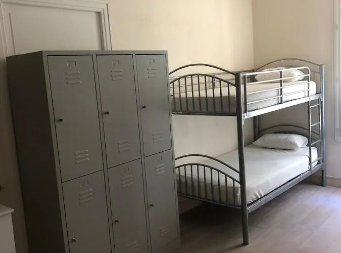 Hotel near College: La Promenade House