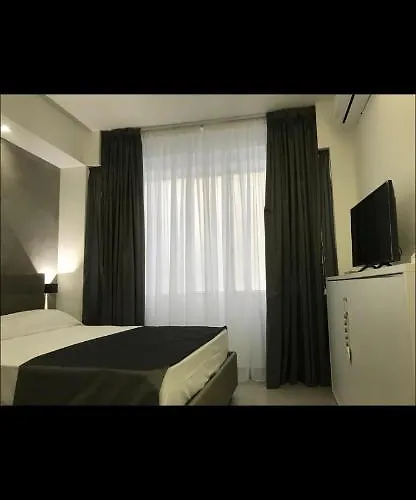 Cheap hotel: Napoli Via Toledo