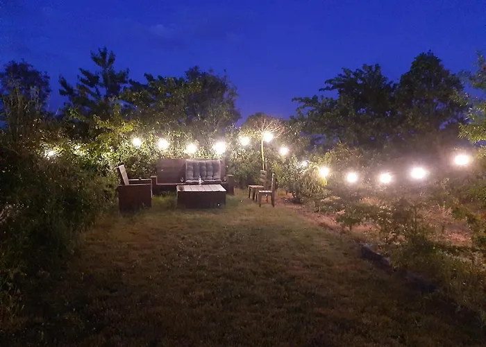 Hotel dichtbij College: Empty Spot On Grass Camping The Tulip No Beds