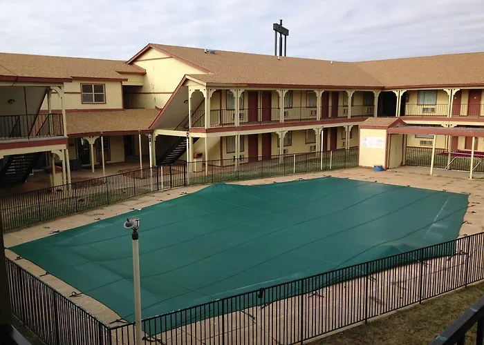 Cheap hotel: Hometown Inn And Suites Elk City