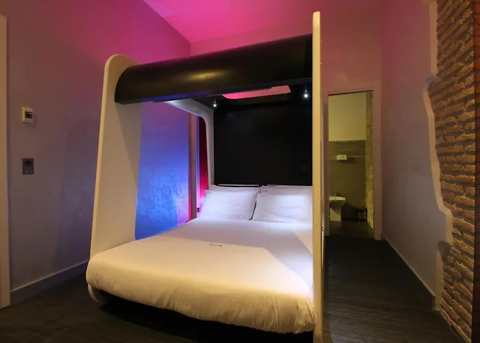 Magenta Pantheon Navona