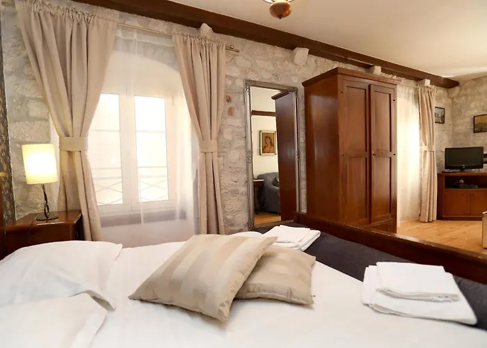 Hotels Close to Airport Villa Carrara