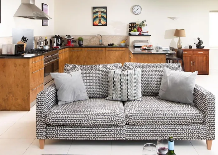 5 The Vista, Newquay - Short Walk To Beach - Free Parking And Wi-Fi - Stunning Views