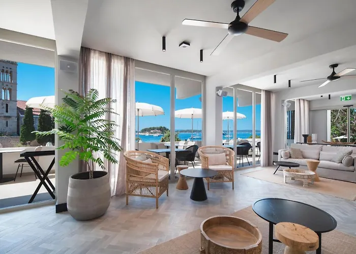 Resort: Beach Bay Hvar Hotel