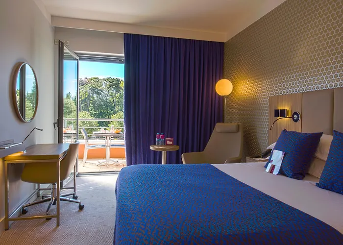 Luxury hotel only: Crowne Plaza Lyon - Cite Internationale