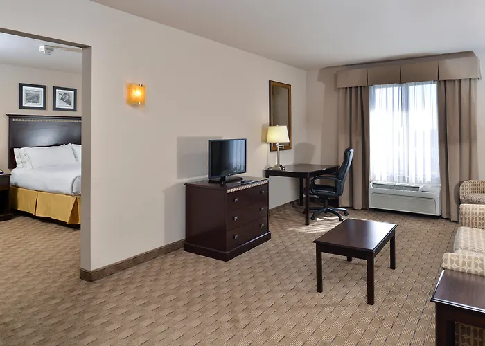 Hotel with Tennis: Holiday Inn Express & Suites Albuquerque Historic Old Town By Ihg