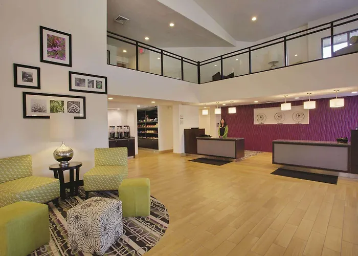 Airport Hotel: La Quinta Inn & Suites By Wyndham Detroit Metro Airport