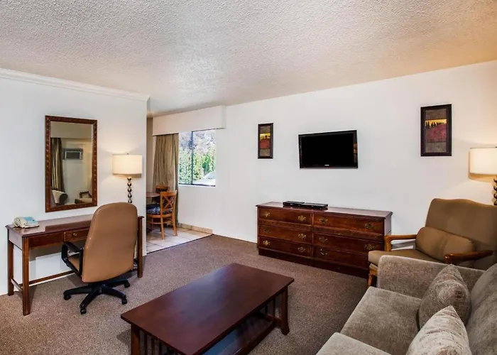 Kid friendly hotel Howard Johnson By Wyndham Victoria